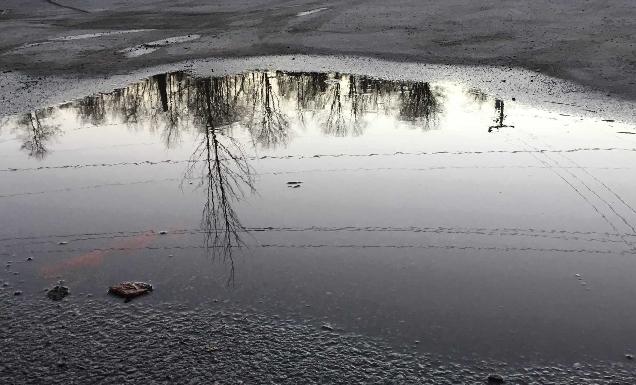 شرکت آسفالت آذین افروز شمال - تصویر مقاله - اثرات مخرب بارش باران بر روسازی جاده‌ها